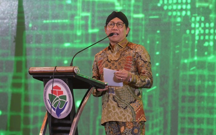 Menteri Desa, PDT, dan Transmigrasi Abdul Halim Iskandar memberikan arahan dalam Workshop Replikasi Program Penguatan Pemerintahan dan Pembangunan Desa (P3PD) Subkomponen 2B di Jakarta, Senin (6/11/2023). Kegiatan yang diikuti para Kepala Dinas PMD, Kepala Desa, Pendamping Desa ini berfokus pada peningkatan kapasitas masyarakat dan sistem akuntabilitas sosial.  Foto: Wening/Kemendes PDTT