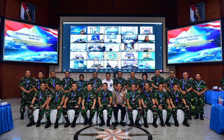 Kepala Staf Komando Lintas Laut Militer (Kas Kolinlamil) Laksamana Pertama TNI Mochammad Riza, S.E., M.Tr.Opsla., CRMP dan Inspektur Komando Lintas Laut Militer Laksma TNI Damayanti mengikuti Rapat Kerja Teknis Pengawasan (Rakerniswas) TNI Angkatan Laut Tahun 2023 yang diadakan secara terpusat di Gedung Auditorium Denma Mabesal Cilangkap, Jakarta Timur, Jumat (15/12)