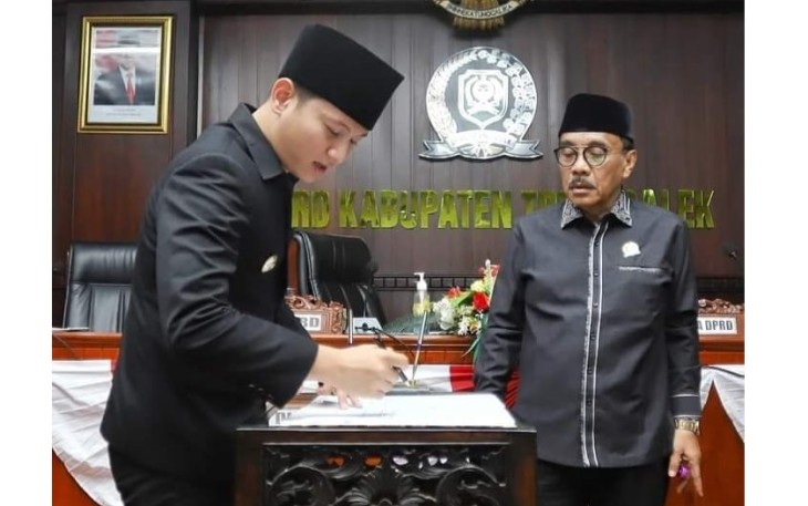 Bupati Trenggalek, Mochamad Nur Arifin, saat menandatangani persetujuan Rancangan Anggaran Pendapatan dan Belanja Daerah, Kabupaten Trenggalek Tahun anggaran 2024, di Gedung Graha Paripurna DPRD Kabupaten Trenggalek, Sabtu (25/11/2023)