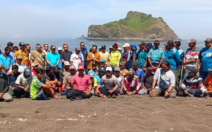 Nelayan Pantai Payangan Jember 