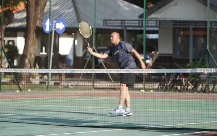 Komandan Kodiklatal (Dankodiklatal) Letjen TNI Marinir Nur Alamsyah berpasangan dengan atlet tenis Kodiklatal Serda Aroy, melaksanakan latihan tenis lapangan guna meningkatkan imun tubuh agar terhindar dari berbagai penyakit, bertempat di Lapangan Tenis Kodiklatal, Bumimoro Surabaya, Rabu, (20/12/2023)
