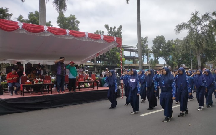 Salah satu barisan peserta Mts Negeri 1 Bitung yang tiba di panggung kehormatan dan di sambut oleh Kepala Mts Negeri 1 Bitung Drs. Hi. Sudarto Katijo, M.Pdi bersama Dirut Pasar dan Penjabat Pemkot Bitung
