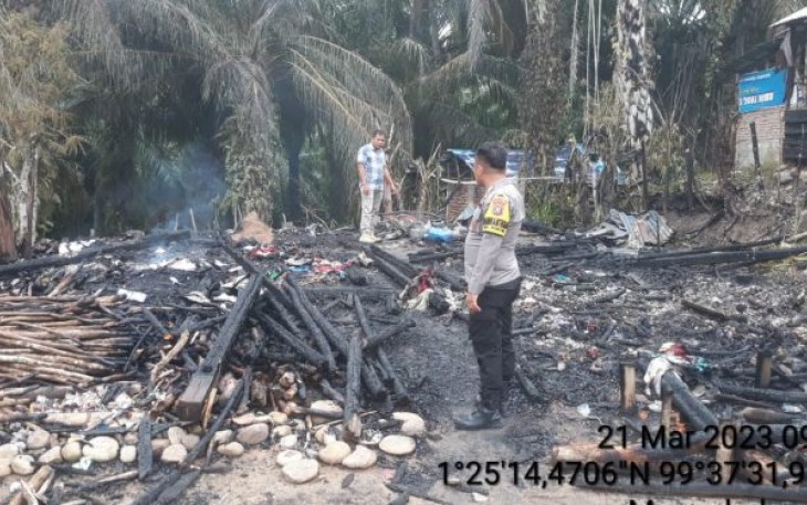 Petugas Kepolisian saat olah TKP di Lokasi terbakarnya 2 Unit rumah semi permanen di Paluta