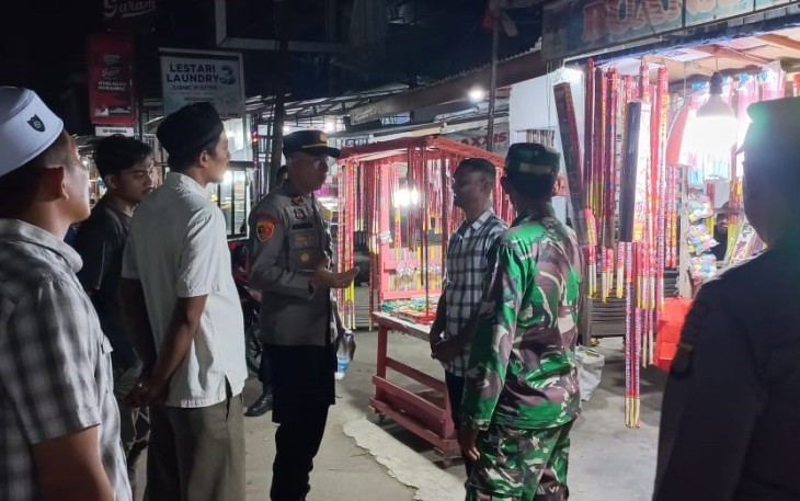 Kapolsek Pantee Bidari Ipda Munawir, HRD,S.K.M. bersama sejumlah anggotanya dan anggota Koramil 20/PTB saat memberikan imbauan