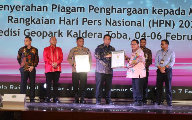 Pemberian penghargaan SMSI kepada para mitra.