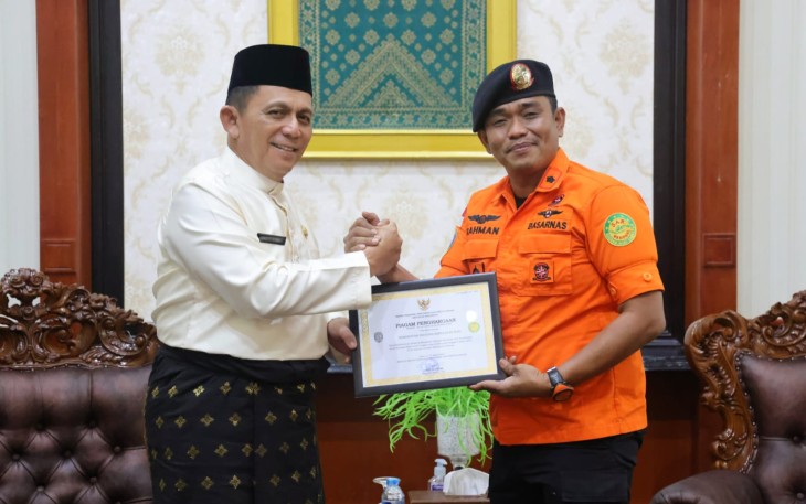 Gubernur Kepri saat Berikan Apresiasi ke Kakansar Natuna Atas Dukungan Operasi di Pulau Serasan 