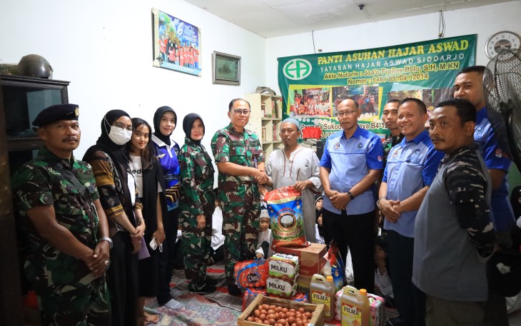 Penerbangan TNl Angkatan Laut (Puspenerbal) tahun 2023, mengadakan anjangsana ke Panti Asuhan Hajar Aswad Sukodono Sidoarjo, Kamis (21/12/2023)