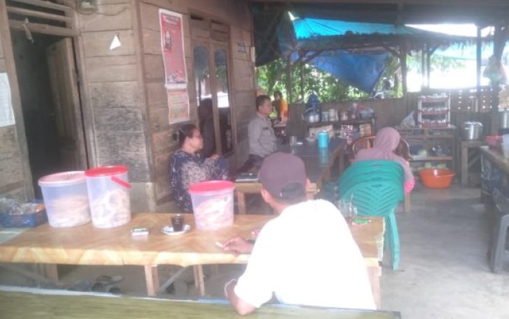 Kapolsubsektor Sayurmatinggi, Ipda Asjul Pane, membaur dengan warga menjemput bola untuk menampung segala keluh kesah terkait masalah Kamtibmas