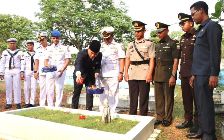 Wabup Bintan Tabur Bunga di Makam Pahlawan Dwikora