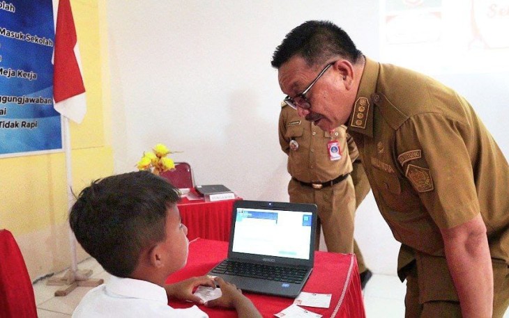 Wali Kota Bitung Maurits Mantiri saat berdialog dengan salah satu siswa peserta UNBK