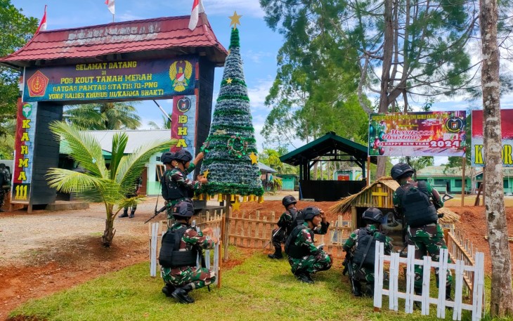 Meriahkan Natal dan Tahun Baru Satgas Pamtas Statis RI-PNG Yonif 111/KB Memasang Palungan dan Pohon Natal
