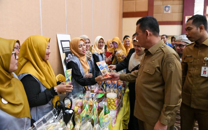 Gubernur Ansar saat pengukuhan AEC Community se-Sumatera. Acara ini digelar di Aula Wan Seri Beni, Dompak, Tanjungpinang, pada Senin, (28/08). 