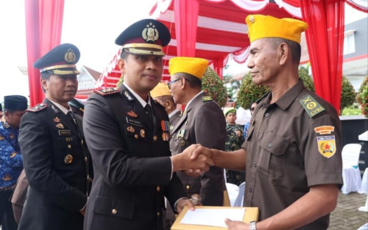 Sebagai bentuk penghormatan Kapolres Tapanuli Selatan (Tapsel), AKBP Imam Zamroni, SIK, MH, memberikan bingkisan ke Veteran Pejuang Kemerdekaan Indonesia.