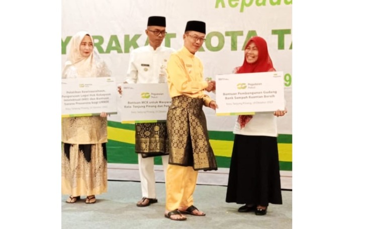 Pj Wali Kota Hasan dan Pegadaian Serahkan Bantuan ke Warga Secara Simbolis