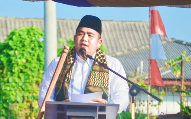 Bupati Bintan Roby Kurniawan saat memberi khutbah