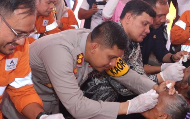 Kapolres Tapsel, AKBP Imam Zamroni, SIK, MH,bersama jajaran PT AR dan unsur Forkopimda, kompak memberi tetes air mata kepada peserta Operasi Katarak gratis.