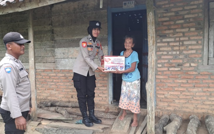 Polsek Belitang Tiga saat Bakti Sosial Program Bantuan Kemanusiaan Untuk Negeri