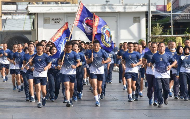 Panglima Kolinlamil Pimpin Prajurit Lari Keliling Kesatrian Kolinlamil 