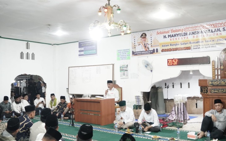 Gubernur Sumatra Barat, Mahyeldi Ansharullah saat Safari Ramadhan di Masjid Baiturrahman, Nagari Simalanggang, Kecamatan Payakumbuh.