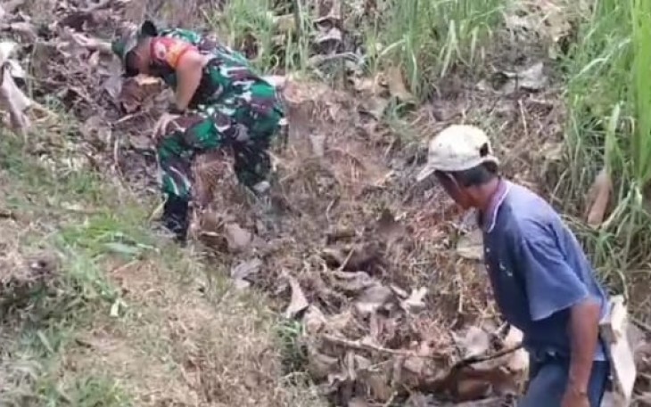 Babinsa Koramil 0801/01 Pacitan Ajak Warga Bersihkan Parit