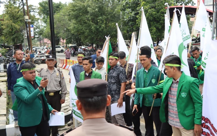 Mahasiswa Gelar Aksi di Polrestabes Medan