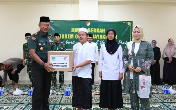 Korem 052/Wkr terus berbagi santunan kepada anak yatim-piatu dan kaum dhuafa yang kali ini diberikan langsung oleh Danrem 052/Wkr, Brigjen TNI Putranto Gatot SH,S.Sos.,M.M. bertempat di yayasan Uswatun Hasanah Jl. Cendrawasih 2 no 1  Kelurahan  Cengkareng Barat,Cengkareng, Jakarta Barat, Jumat (8/12/2023)