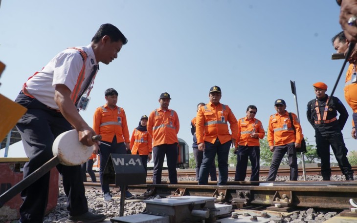 Untuk mewujudkan keamanan dan keselamatan kereta api,  Kepala KAI Daop 4 Semarang Wisnu Pramudyo memeriksa kondisi jalur rel menjelang Nataru.