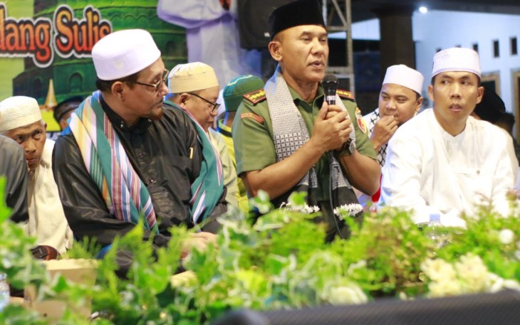 Danrem 081/DSJ Kolonel Inf H. Sugiyono saat menghadiri pengajian dan sholawat 
