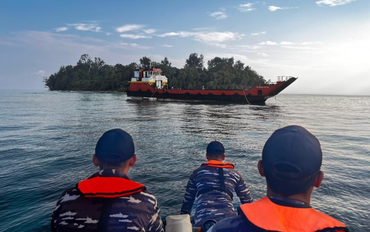 Dua Kapal Perang Koarmada III Bantu Kapal Kandas di Pulau Terluar