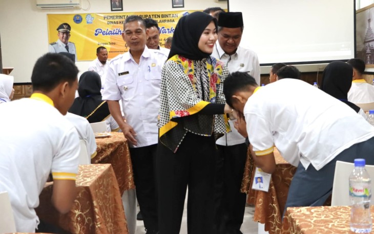Ketua TP PKK Bintan Hafizha Rahmadhani didampingi Ketua DWP Bintan Eliza Riani saat meninjau Pelatihan Pencegahan Anti Narkoba, Rabu (09/08) di Ballroom Hotel River Kawal Agro Resort. 
