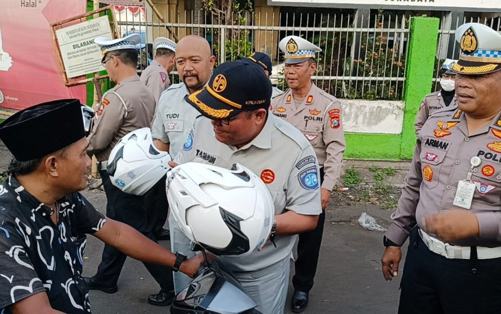 PT Jasa Raharja dan Korlantas Polri saat Bagikan Helm
