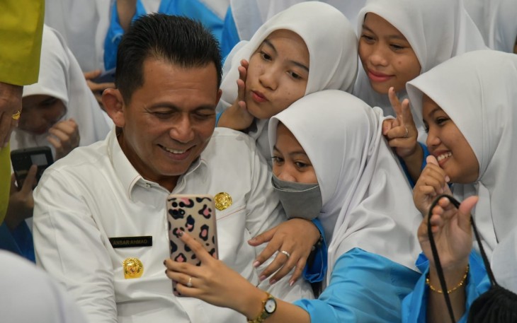 Gubernur Kepulauan Riau H. Ansar Ahmad saat berswafoto bersama para siswa