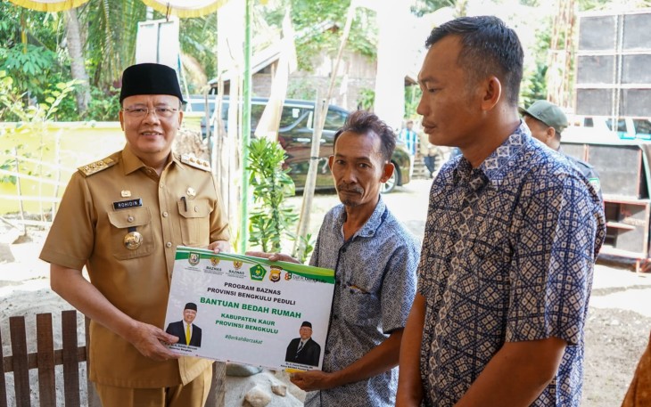 Gubernur Bengkulu Rohidin Mersyah Serahkan Bantuan RTLH dan Tabung Gas Elpiji 3 Kg   