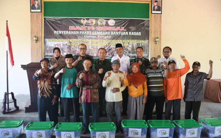 Bakti sosial penyerahan paket sembako bantuan Kepala Staf Angkatan Darat (Kasad) Jenderal TNI Maruli Simanjuntak dalam rangka kegiatan pembersihan dan penghijauan di Gunung Lawu diselenggarakan di Kantor Desa Bedagung, Kecamatan Panekan, Kabupaten Magetan, Rabu (27/12/2023). Penyerahan bantuan dilakukan oleh Danrem 081/DSJ Kolonel Inf H. Sugiyono
