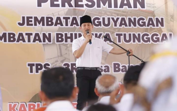 Bupati Trenggalek, Mochamad Nur Arifin, saat meresmikan Jembatan Guyangan,  atau Jembatan Bhinneka Tunggal Ika, Desa Banaran, Kecamatan Tugu, Kabupaten Trenggalek, Rabu (8/11/2023)