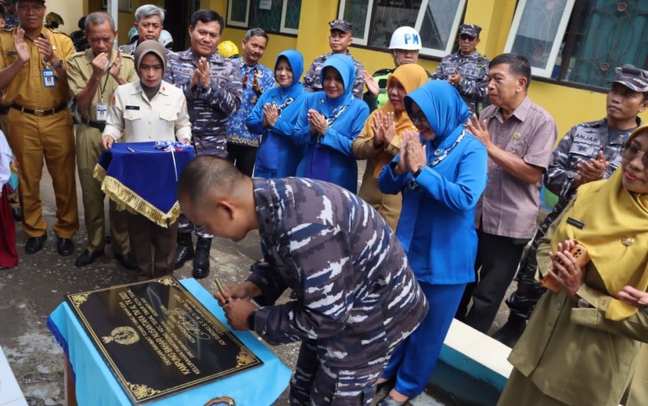 Danlanal Tegal saat Resmikan Kampung Bahari Nusantara di SDN 11 Panggung Kota Tegal