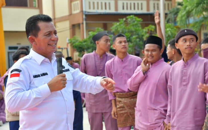  Gubernur Ansar Motivasi Siswa dan Resmikan Skill Mart