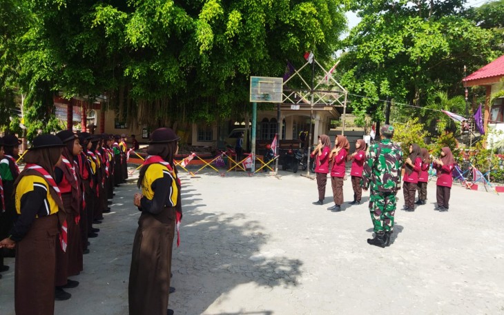  Anggota Kodim 0802/Ponorogo Berikan Latihan Baris Berbaris Siswa Siswi SMPN 2 Slahung