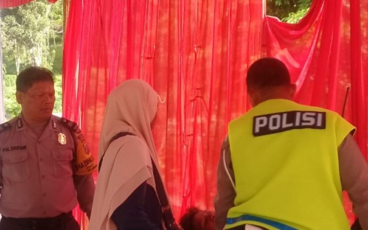 Personel Pos Pam Aek Sijorni Menolong Warga Yang Kelelahan