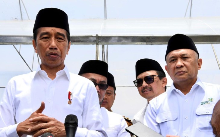 Menteri Koperasi dan UKM (MenKopUKM) Teten Masduki saat mendampingi Kunjungan Kerja Presiden Jokowi di Ponpes Al-Ittifaq, Rancabali, Bandung, Jabar, Senin (6/3).