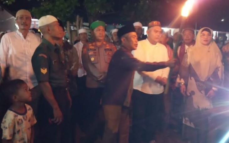Sejumlah personel Polres Tapanuli Selatan (Tapsel), mengawal prosesi Pawai Obor dalam rangka menyambut Tahun Baru Islam 1 Muharram 1445 Hijriah di Batang Angkola dan sekitarnya, Selasa (18/7/2023) malam