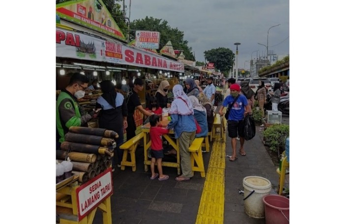 Deretan kuliner minang dipinggir jalan Pasar Senen (Foto: Dok Pribadi)