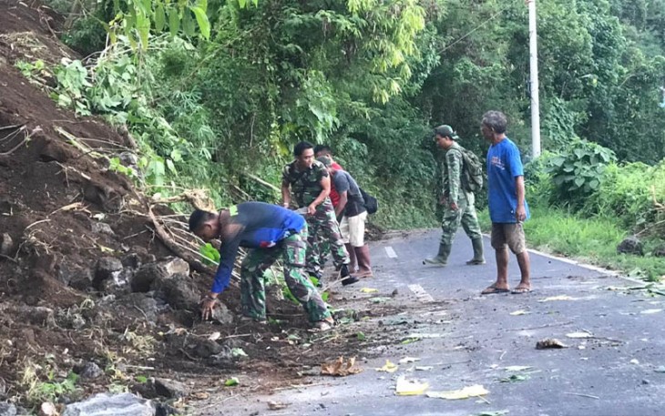 Satgas TMMD saat berada di titik akhir TMMD yaitu titik 3.995 meter