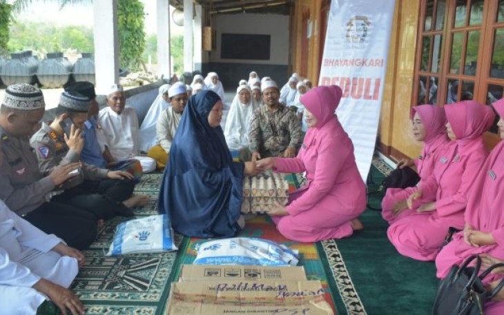 Indahnya Berbagi, Polres Tapsel Baksos ke Panti Jompo
