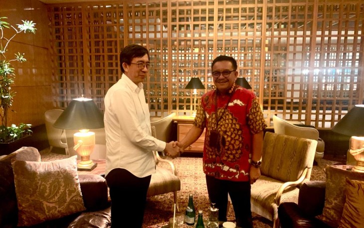 Wali Kota Bitung Maurits Mantiri bersama Professor Yohanis