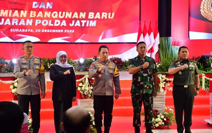 Komandan Kodiklatal (Dankodiklatal), Letjen TNI Marinir Nur Alamsyah mengikuti Deklarasi Pemilu Damai sekaligus Peresmian Fasilitas Baru Polda Jatim oleh Kapolri Jenderal Polisi Listyo Sigit Prabowo, bertempat di Gedung Mahameru Polda Jatim, Surabaya, Kamis (28/12/2023)