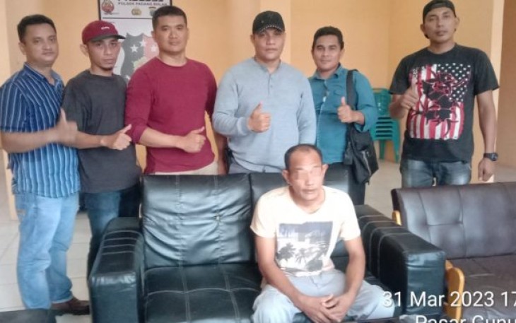 Tersangka saat diamankan Tim Opsnal Polsek Padang Bolak.