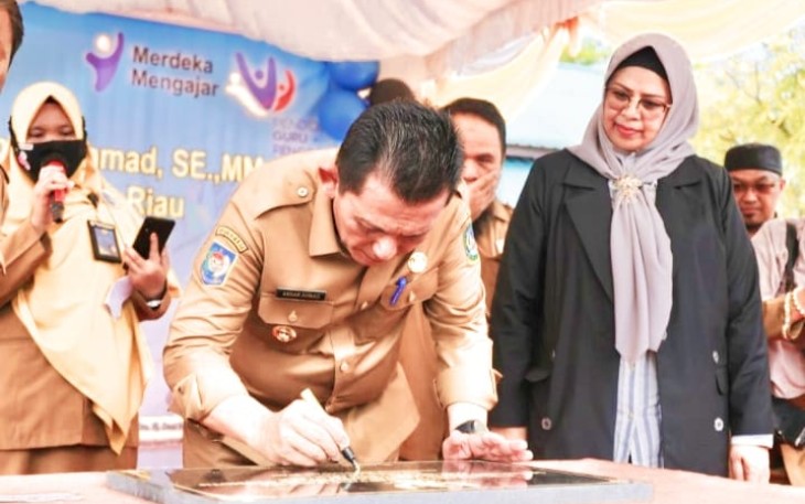 Gubernur Ansar saat Resmikan Ruang Praktek Siswa SMK Negeri 1 Bintan Utara 