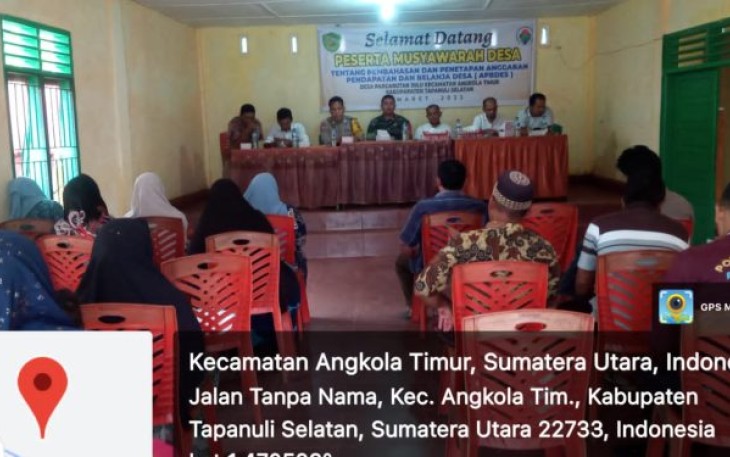 Bhabinkamtibmas Polsek Sipirok kepada warga saat musyawarah penetapan APBDes 2023 di Desa Pargarutan Julu, Kamis (16/3/2023) sore.