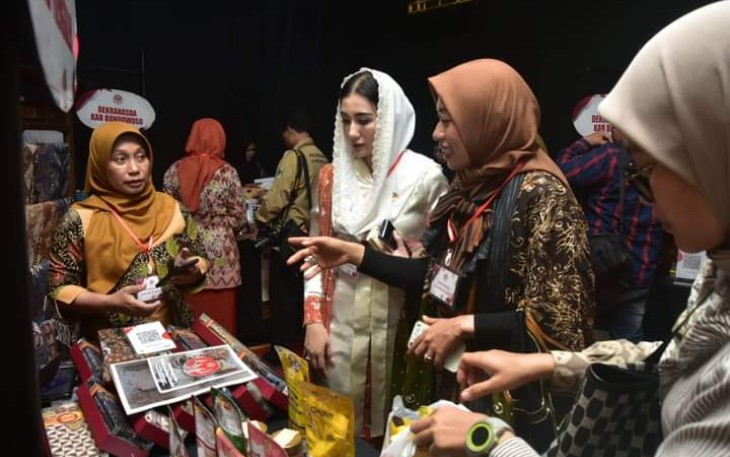 Ketua Dekranasda Kabupaten Trenggalek, Novita Hardini, saat pameran produk - produk unggulan Kabupaten Trenggalek, menyambut kunjungan kerja, Iriana Joko Widodo, di Surabaya Kriya Gallery (SKG) Siola